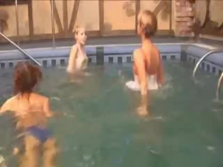 Trzy serbskie pisklęta w the basen