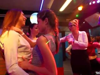 Lesbiete clubbers izpaužas fucked uz publisks