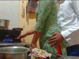 Indisch groovy vrouw gekregen geneukt terwijl cooking in keuken