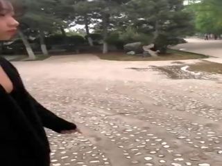 Chinesa adolescente walking em um parque, grátis xxx gaja grátis hd adulto clipe