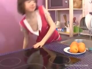 Miki очищає в кухня і її зарості, брудна кіно 2c